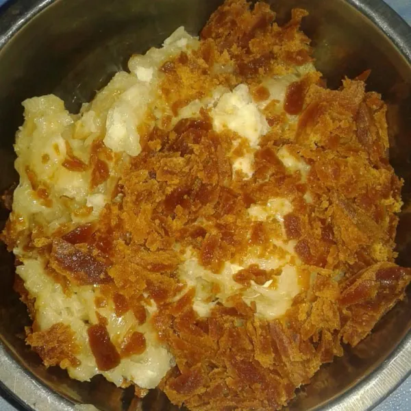 Campur singkong yang sudah ditumbuk dengan irisan gula merah. Aduk sampai rata.