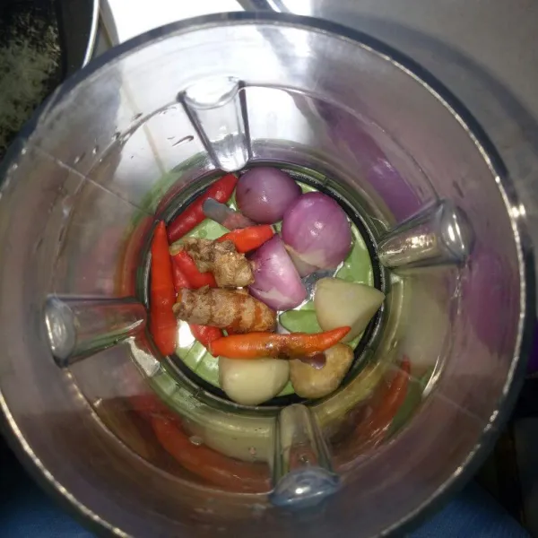 Blender bumbu halus yang terdiri dari bawang merah,bawang putih,kemiri,cabe rawit,kunyit dan jahe.Blender sampai halus.