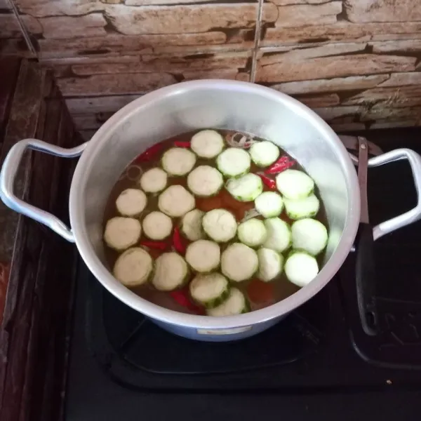 Setelah air rebusan sudah wangi, masukkan sayuran dan soun. Beri garam dan penyedap sesuai selera. Setelah sayuran empuk, matikan api.