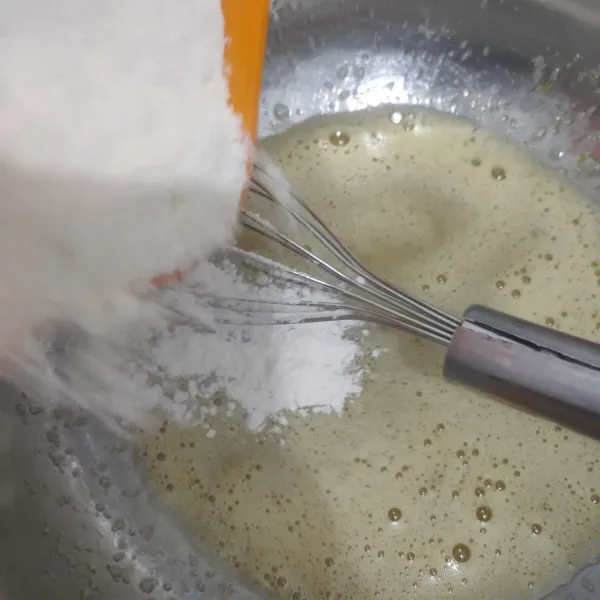 Campur tepung terigu dengan baking powder, ayak dan masukkan ke dalam adonan telur tadi. Masukkan sedikit demi sedikit sambil terus diaduk.