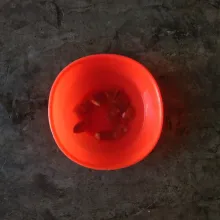 Campur asam dengan sedikit air panas dan aduk-aduk.