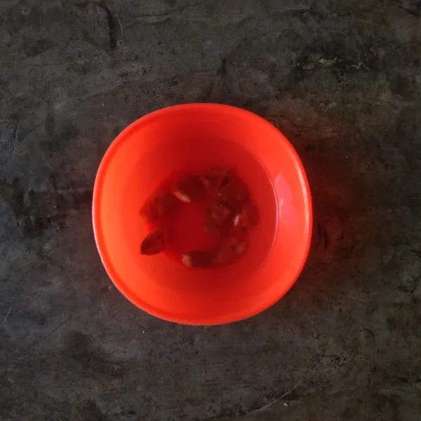 Campur asam dengan sedikit air panas dan aduk-aduk.