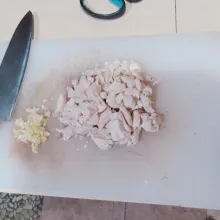 Cincang halus bawang putih dan cincang kasar dada ayam