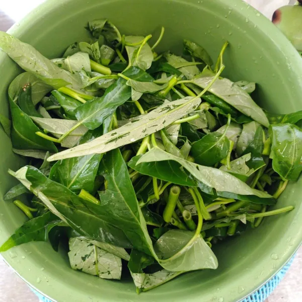 Petiki kangkung kemudian cuci bersih.
