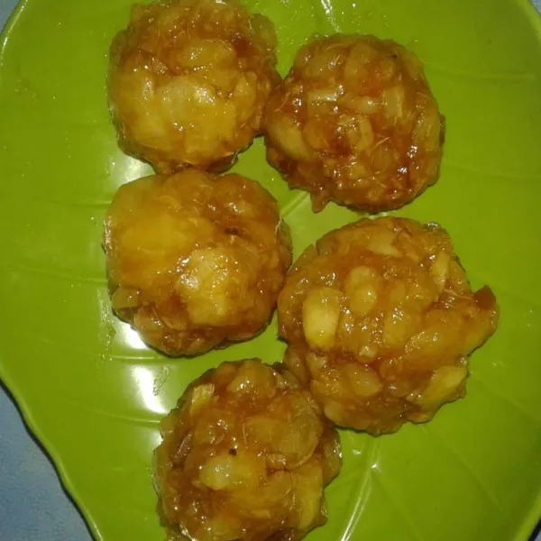 Bentuk bulat-bulat campuran singkong tadi. Sisihkan dahulu.
