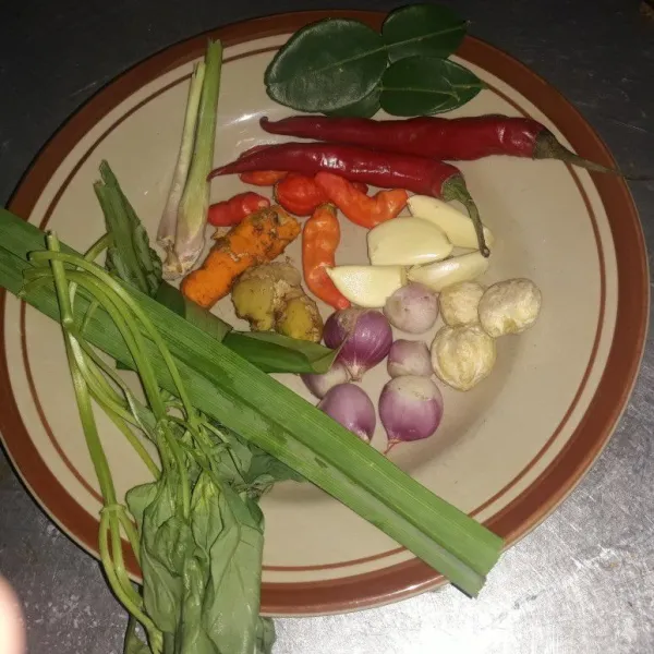 Siapkan bumbu-bumbu.