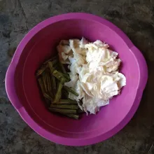 Kupas dan potong klentang sesuai selera. Potong kubis sesuai selera.