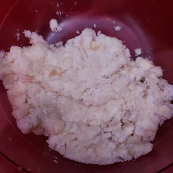 Masukkan gula pasir, kelapa parut dan garam. Aduk hingga tercampur rata.