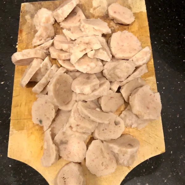 Siapkan bakso ayam lalu potong sesuai selera.