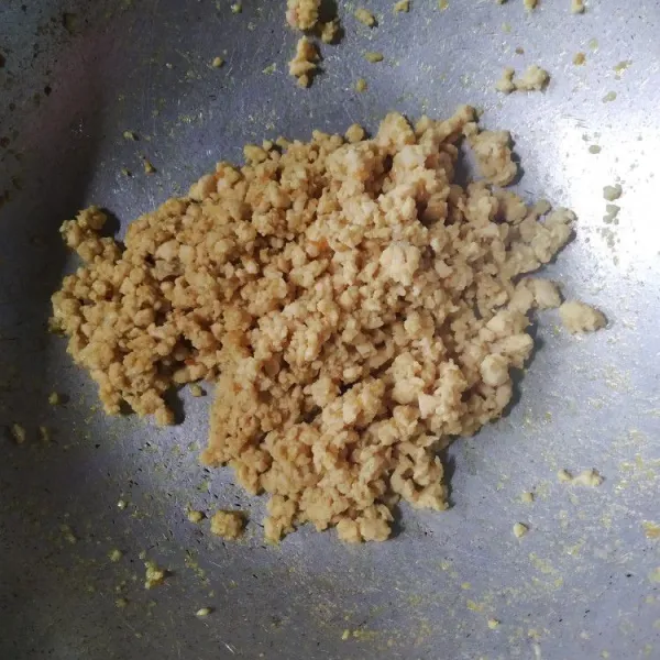 Bumbui dengan garam, gula dan penyedap rasa. Koreksi rasa. Masak hingga kuah asat dan kering. Angkat dan sisihkan.