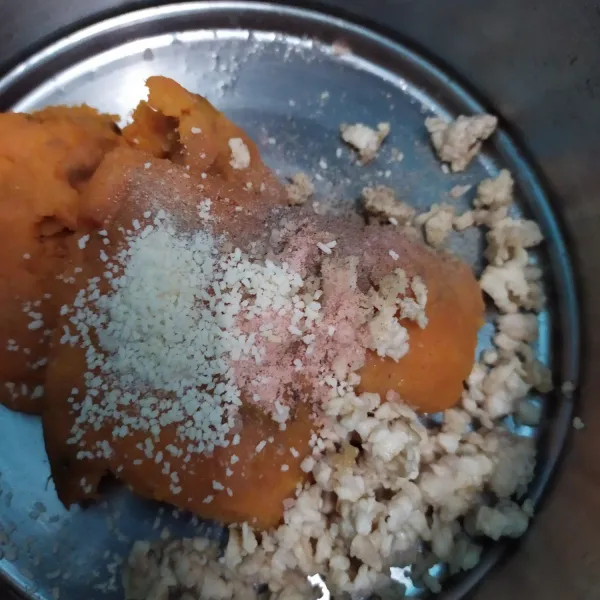 Campur ubi yang sudah dihaluskan dengan ayam, garam, dan kaldu bubuk. Aduk rata