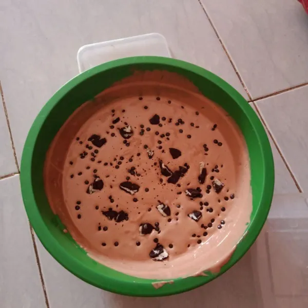 Setelah teksturnya menjadi lebih ringan dan mengembang, bisa diberi topping sesuai selera. Bisa pakai biskuit, chocochips, kacang atau coklat batang yang sudah dicincang kasar. Simpan di dalam kulkas hingga beku.