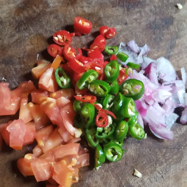 Siapkan bahan sambal. Masukkan ke dalam mangkuk lalu masukkan garam dan gula. Aduk rata. Tambahkan minyak goreng panas, aduk. Sajikan dengan sate lilit.