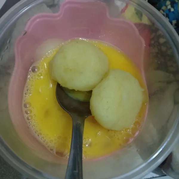 Celupkan dalam kocokan telur lalu goreng sampai kecoklatan. Angkat lalu sisihkan.