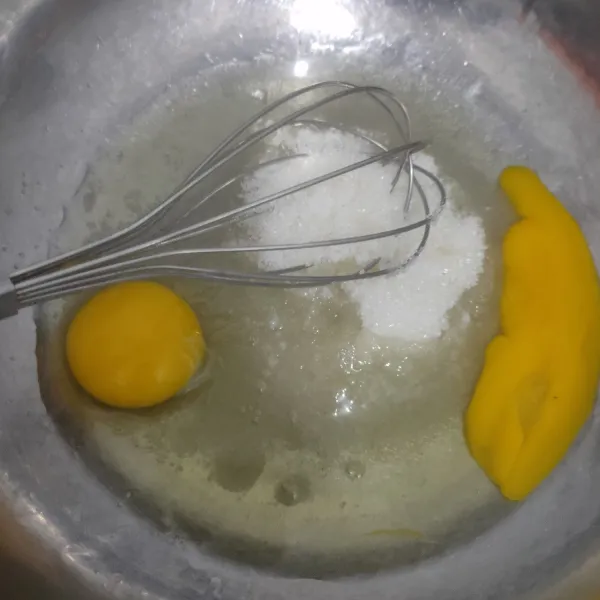 Kocok telur, gula, dan garam sampai tercampur rata dan gula larut.