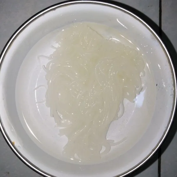 Rendam bihun selama 15 menit dengan air panas.