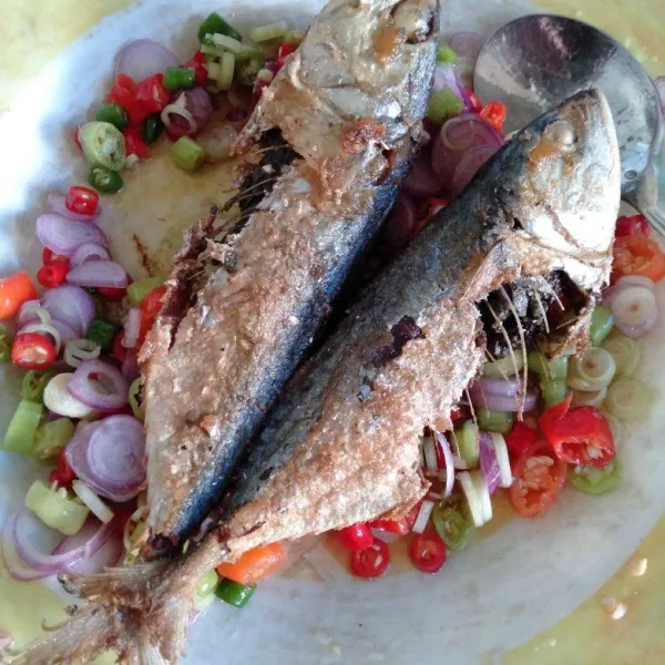 Lalu masukkan peda asin goreng. Aduk. Sajikan.