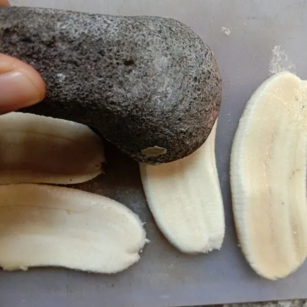 Pipihkan pisang kepok, bisa menggunakan ulekan atau bisa juga pakai talenan.