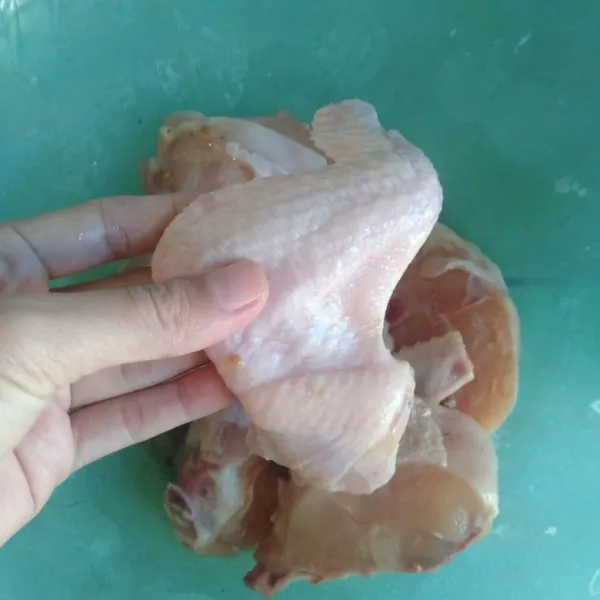 Cuci bersih potongan daging ayam. Beri air asam jawa & garam.