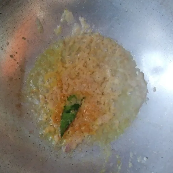 Haluskan bawang merah, bawang putih, jahe dan kunyit. Kemudian tumis bersama daun jeruk hingga harum.