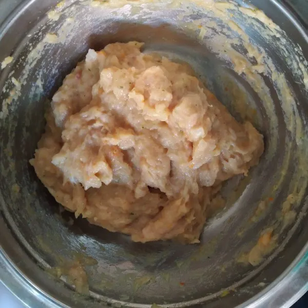 Haluskan bumbu halus. Campurkan ke dalam daging ayam. Bumbui dengan garam, gula dan penyedap rasa. Aduk rata.