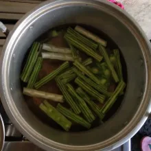 Rebus air sampai mendidih dan masukkan sayur klentang. Tunggu hingga mendidih lagi.