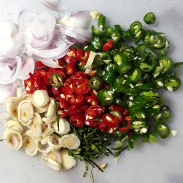 Sambal matah : iris tipis cabe merah dan hijau, serai, bawang merah dan daun jeruk.