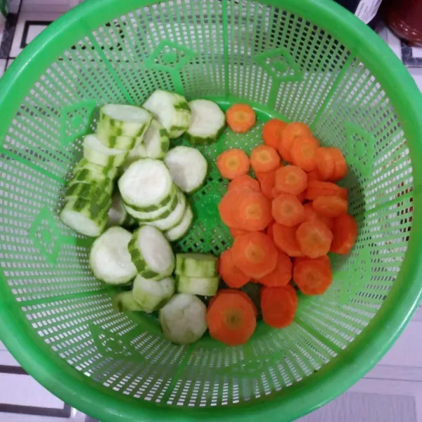 Cuci bersih dan potong sayuran.