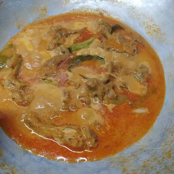 Masukkan ayam. Masak sampai kuah menyusut dan bumbu meresap.