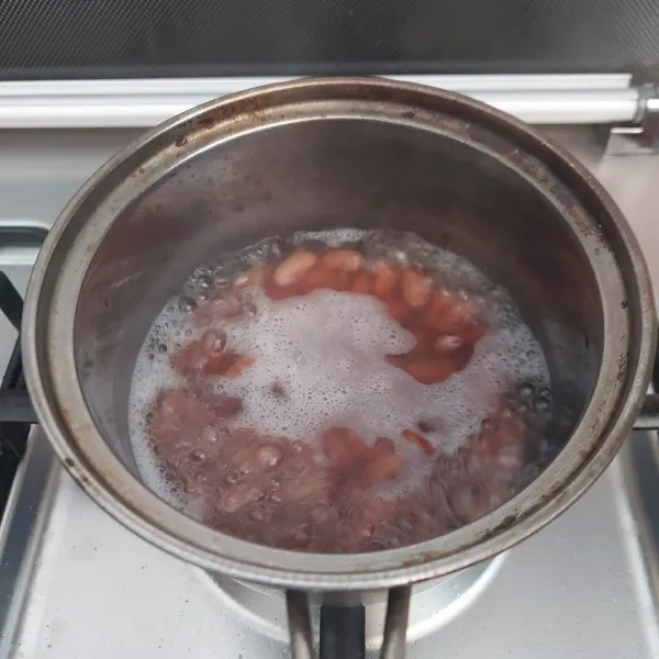 Cuci bersih kacang merah lalu masak dengan air sampai empuk/ matang.