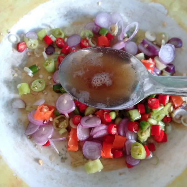 Kemudian campurkan irisan cabe, bawang, serai, gula & garam. Beri minyak goreng panas. Aduk.
