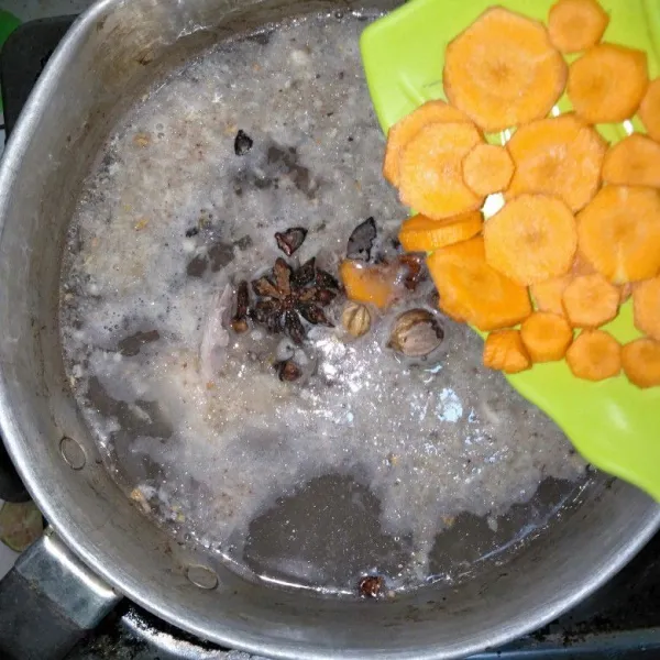 Masukkan wortel.