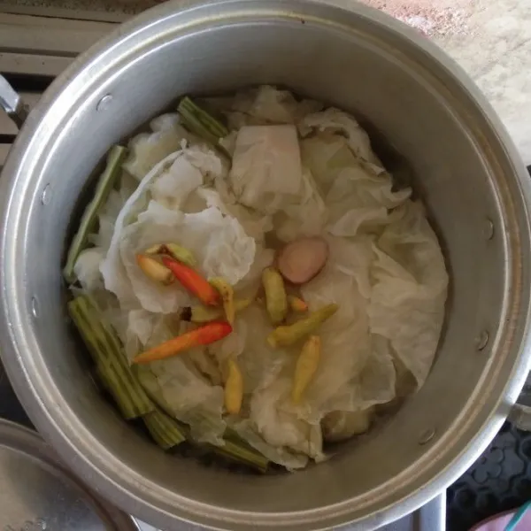 Masukkan laos, dan cabe kecil serta air asam.