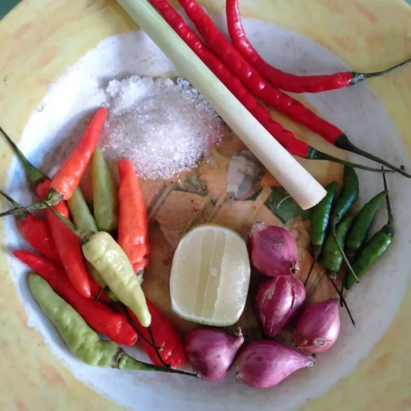 Siapkan bahan untuk sambal.