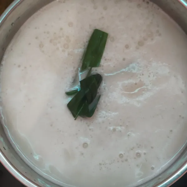 Rebus susu kedelai dengan daun pandan, beri gula, garam. Rebus hingga mendidih sambil diaduk-aduk
