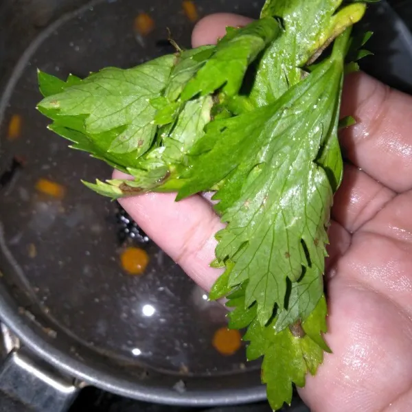 Masukkan seledri, aduk rata dan sisihkan.