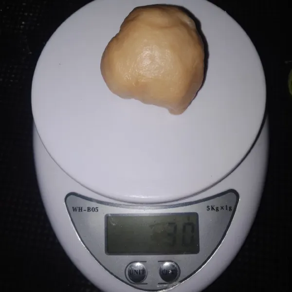 Setelah mengembang bagi adonan per 30 gram, lalu pipihkan dan lubangi tengahnya dan biarkan mengembang lagi sebentar