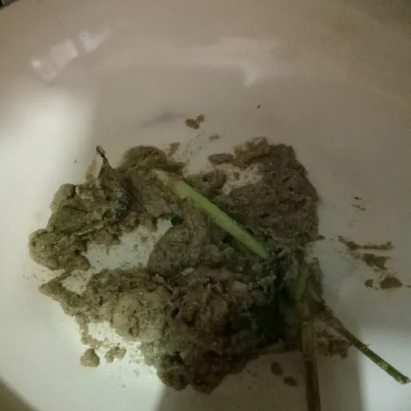 Tumis bumbu halus. Tambahkan serai, lengkuas dan daun salam. Tumis hingga harum.
