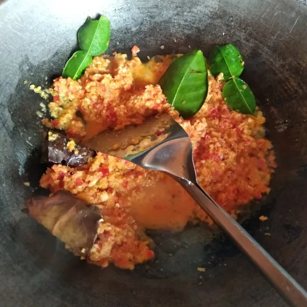 Tumis bumbu kasar, daun jeruk purut dan daun salam hingga harum.