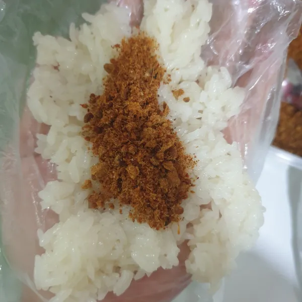 Ambil secukupnya nasi ketan kemudian pipihkan dan beri isian abon ikan.