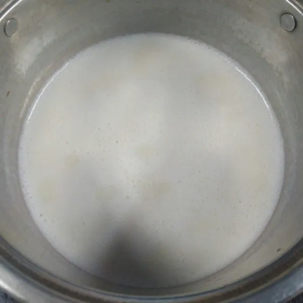 Nyalakan api, masak sampai mendidih sambil diaduk. Angkat.