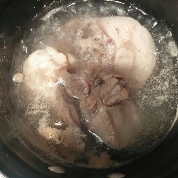 Rebus dada ayam dengan secukupnya air selama 10-15 menit.