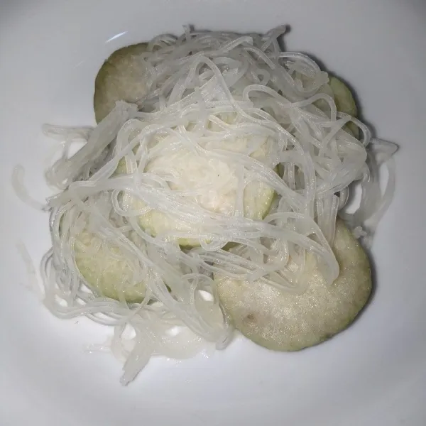 Potong lontong, tata bihun di atasnya dan siram dengan kuah soto. Suwir ayam dan tata diatasnya. Soto banjar siap dinikmati, bisa menambahkan sambal cabe rawit.