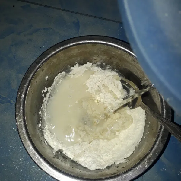 Siapkan bahan pelapisnya : campur tepung terigu, tepung beras dan garam dalam satu wadah. Tuang air sedikit demi sedikit sambil diaduk sampai cukup kental.