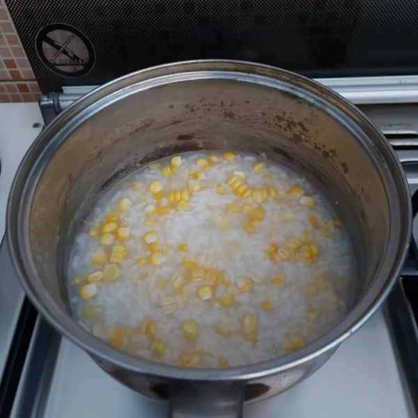 Cuci beras, lalu masak dengan 500 ml air sampai menjadi beras merekah. Lalu masukkan jagung yang sudah dipipil dan sisa air (250 ml). Aduk rata. Masak sampai jagung lunak.