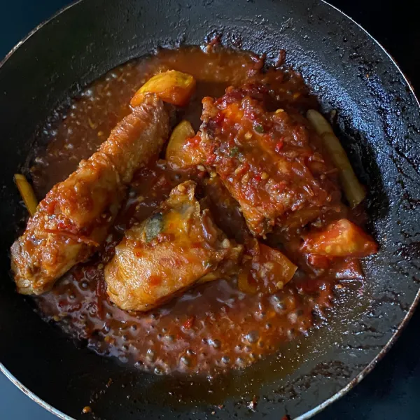 Tunggu hingga bumbu meresap dan air surut.