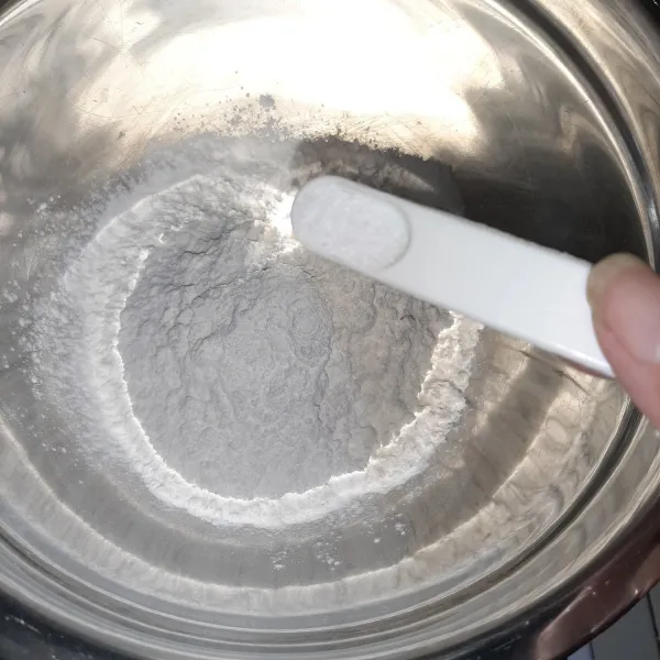 Campurkan tepung beras, terigu dan garam.