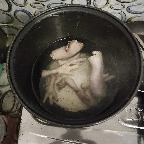 Rebus ceker dan leher ayam sampai matang
