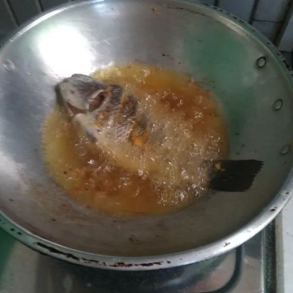 Panaskan minyak dalam wajan lalu goreng ikan hingga kecoklatan