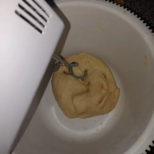 Buat bahan biang, tunggu sampai berbus untuk mengecek ragi aktif atau tidak. Setelah itu tuang jadi satu semua adonan dan mixer sampai menggumpal. Setelah menggumpal, beri mentega dan mixer kembali